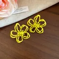 Eleganti orecchini a fiore cavo giallo vibrante con finitura a olio e perni in argento. - Giallo