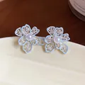 Orecchini a fiore in smalto celeste con perla centrale e petali traforati in dettaglio. - Blu