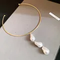 Detailed view of a minimalist gold choker necklace featuring three baroque pearls - Triple Pearl Pendant (HN12015) / Gold-White