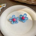Boucles d'oreilles fleurs bleues style dopamine avec centre rose, design d'été doux. - Bleu-Rose