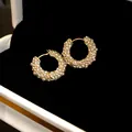 Detailansicht goldener Creolen im Vintage-Stil mit Strass und Perlen in einer Box. - Breites Band Perle Strass Stil / Gold