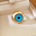 Dettaglio di un anello occhio del diavolo retrò con pupilla blu in oro - Stile Vintage Malocchio (HR3613) / Oro-Blu
