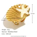 Vue détaillée de la bague coquillage en acier inoxydable plaqué or 18 carats avec perles - Style Coquille Saint-Jacques (R5230) / Or