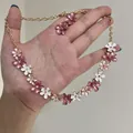 Detaillierte Ansicht des rosa und weißen Emaille-Blumenketten- und Ohrringsets - Halsketten- und Ohrring-Set / Rosa und Weiß