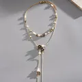 Vue détaillée d'un collier vintage à plusieurs rangs avec perles et breloques roses noires - Chaîne de Clavicule Camélia Double Couche / Noir Doré