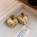 Detailansicht von goldenem Herzschmuck im Vintage-Stil mit natürlichem Tigerauge-Inlay - Silberstift-Schmuck / Kaffee Tigerauge Stein / Gold
