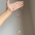 Dettaglio della collana dorata con perle colorate, pendenti a conchiglia e stella - Stile Ciondolo Conchiglia Stella Marina / Oro