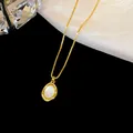 Nahaufnahme der eleganten 18 Karat vergoldeten Kette mit ovalem Katzenaugenstein - Ovaler Katzenaugen-Stil (Gold)