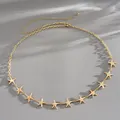 Primer plano de dijes de estrella de mar dorados en una versátil cadena de metal - Estilo con Forma de Estrella de Mar / Longitud Total Aprox 89cm / Dorado