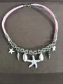 Collier en cuir rose bohème avec breloques en forme de coquillage et d'étoile de mer. - Collier / Rose-Argent