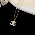 Nahaufnahme einer luxuriösen 18 Karat vergoldeten Halskette mit Perlenanhänger - Doppel-C-Oval-Stil (Gold)