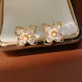 Elegante 18k vergoldete Blumen-Ohrstecker mit Zirkonia und Perlen besetzt - Vierblättriger Blumenstil (HE32001) / Silbernadel - Gold (Echt Vergoldet)