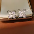 Elegante florale Zirkon-Ohrstecker mit Perlenakzenten im französischen Stil in Silber - Vierblättriger Blumenstil (HE32001) / Silber (Silberstift)