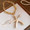 Chunky gold chain necklace with realistic acrylic starfish pendant in retro style - Star (HN11845) / Brown