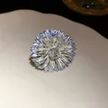 Primer plano detallado del anillo de flor azul metálico con un cristal central resplandeciente - Estilo Azul Plateado (HR3461)