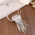 Vista detallada de collar de perlas de doble capa con elegante colgante de flor blanca. - Estilo de Flor de Perlas con Borlas (HN11737) / Blanco