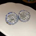 Vista detallada del anillo circular de metal pintado con un brillante de imitación central radiante - Poste de Plata Estilo Azul Plateado (HR3461)