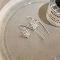 Detailansicht der silbernen Vintage Blumen-Ohrhaken auf einem Tablett - Haken-Stil / Silber