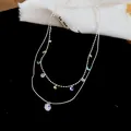 Détail du collier double rang avec pierres colorées et pendentif en cristal clair - Collier / Argent - Arc-en-ciel