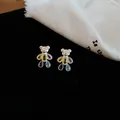 Vue rapprochée exquise de boucles d'oreilles ours en pierres précieuses colorées et argent - Boucles d'oreilles clous / Argent - Arc-en-ciel