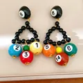 Gros plan de boucles d'oreilles boules de billard en résine colorées avec numéros - Tige Argent-Noir-Multicolore