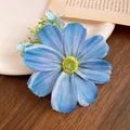 Vue détaillée de la pince à cheveux fleur en tissu bleu avec texture de pétale réaliste. - Pinces à cheveux bec de canard / Pièce Unique / Bleu