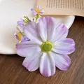 Détail d'une pince à cheveux en forme de fleur en tissu dégradé violet et blanc - Pinces à cheveux bec de canard / Pièce Unique / Violet