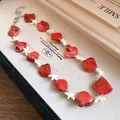 Dettaglio della collana stile vacanza con perline rosse e stelle marine bianche - Collana-Rosso