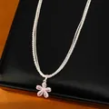 Dettaglio di una collana a doppia catena in argento con ciondolo a fiore in zircone rosa - Collana Singola / Argento-Rosa