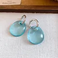 Vista dettagliata di orecchini a goccia in acrilico azzurro con cerchi in argento - Stile Chiusura a Scatto / Blu