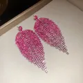 Close-up detail van elegante bladvormige kwastjesoorbellen met roze strassteentjes - Zilveren Oorsteker Kwast Vleugel Stijl (29#) / Set van 1 paar / Goud