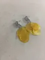 Eleganti orecchini a lobo in argento con zircone e nappe di conchiglia gialla - Giallo