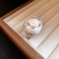 Bague coquillage bohème avec strass et perles dans un écrin à bijoux en velours. - Style Conque Marine (1)