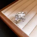 Détail d'une bague coquillage bohème avec perle et étoile de mer dans son écrin à bijoux - Style de Chaîne Étoile de Mer (2)