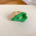 Dettaglio macro di un elegante anello a forma di calla in smalto verde con pistillo d'oro - Calla (HR3617) / Verde