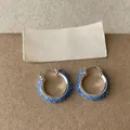 Nahaufnahme von eleganten blauen facettierten Glasperlen an silbernen Creolen. - Silberne Creolen / Blau