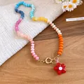 Dettaglio di una vibrante collana di perle multicolori con ciondolo a fiore rosso - Fiore Colorato (HN12332) / Rosso