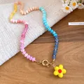 Collana di perle colorate con vivace ciondolo a forma di fiore giallo in stile dopamina. - Fiore Colorato (HN12332) / Giallo