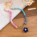 Dettaglio di una collana di perle colorate con ciondolo a fiore blu stile retrò - Fiore Colorato (HN12332) / Blu scuro