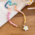 Primo piano di collana di perle colorate con ciondolo a fiore bianco e chiusura dorata - Fiore Colorato (HN12332) / Bianco