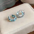 Dettaglio ravvicinato di orecchini a cerchio vintage in argento con zirconi azzurri quadrati - Stile Orecchini a Cerchio con Chiusura / Argento-Blu