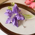 Primo piano di elegante fermaglio per capelli in tessuto viola con ciondoli - Clip a Becco d'Anatra (10#)