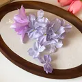 Dettaglio di un'elegante molletta per capelli a fiori in tessuto viola con petali a strati. - Clip a becco d'anatra (2#)