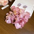 Eleganti orecchini a fiori in tessuto fatti a mano con rose in resina e perle da vacanza. - Perno in Argento / Viola
