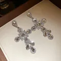 Dettaglio di orecchini a croce in argento con strass scintillanti a forma di goccia. - Croce Goccia d'Acqua (HE31755) / Argento (Strass Bianco)