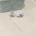 Gros plan de boucles d'oreilles papillon et fleur en zircon avec chaîne à pampilles. - Clip d'oreille - Argent - Bleu