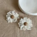 Dettaglio di orecchini a fiore in rete bianca con un centro in paglia naturale intrecciata - Stile con perno dell'orecchino in argento / Bianco-Caffè