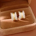 Pendientes de aro en C de oro y plata bicolor en un estuche de terciopelo marrón - C形镂空花边款式(HE34050) / Bicolor Oro y Plata