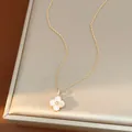 Primo piano di un'elegante collana con ciondolo a fiore rosa con zircone su espositore - Collana con fiore singolo / Rosa Sakura