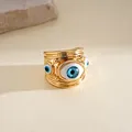 Dettaglio dell'anello aperto dorato con ciondoli occhio di resina blu - Anello Aperto Occhio del Diavolo (HR3608) / Oro